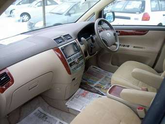 2004 Toyota Ipsum Photos