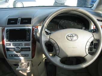 2004 Toyota Ipsum Pictures