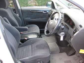 2004 Toyota Ipsum Pictures