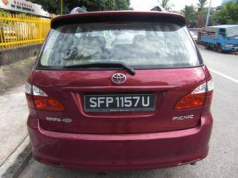 2004 Toyota Ipsum Pictures