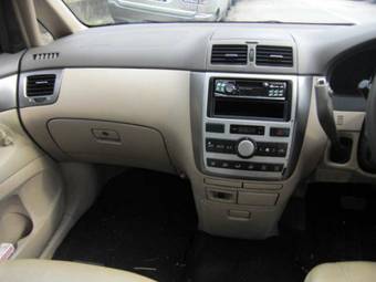 2004 Toyota Ipsum Photos