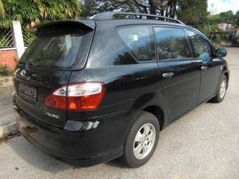 2004 Toyota Ipsum Pictures