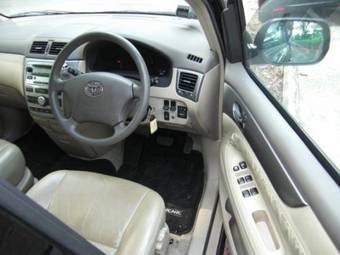2004 Toyota Ipsum Pictures