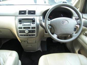 2004 Toyota Ipsum Photos