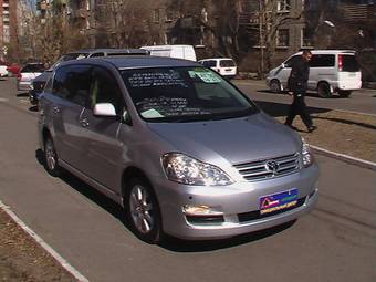 2004 Toyota Ipsum Pictures