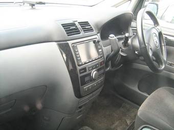 2004 Toyota Ipsum Pictures