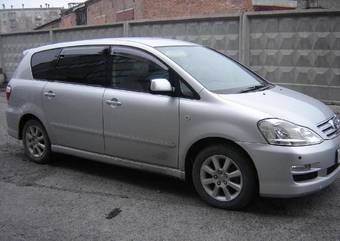 2004 Toyota Ipsum Pictures