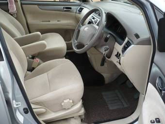 2004 Toyota Ipsum Pictures
