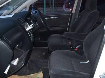 2004 Toyota Ipsum Photos
