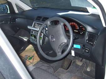 2004 Toyota Ipsum Pictures