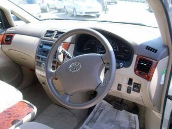 2004 Toyota Ipsum Photos