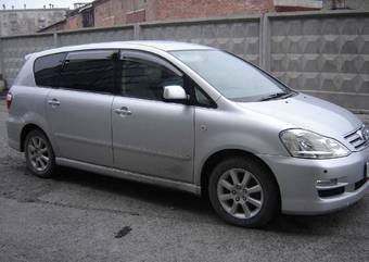 2004 Toyota Ipsum Pictures