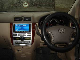 2004 Toyota Ipsum Pictures
