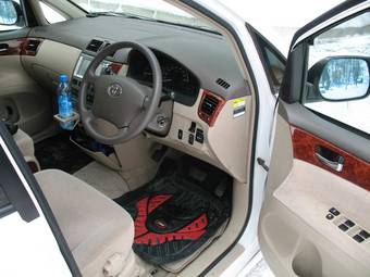 2004 Toyota Ipsum Pics