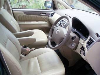 2004 Toyota Ipsum Pictures