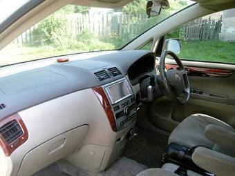 2004 Toyota Ipsum Photos