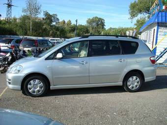 2004 Toyota Ipsum Photos