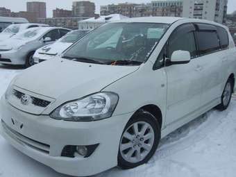 2005 Toyota Ipsum Photos