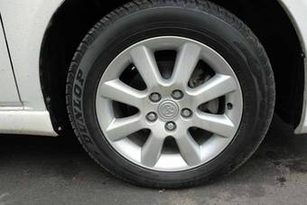 2005 Toyota Ipsum Photos