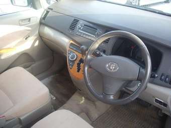 2004 Toyota Isis Photos