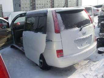 2004 Toyota Isis Pictures