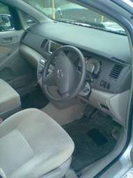 2004 Toyota Isis Photos