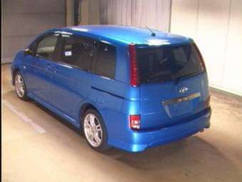 2004 Toyota Isis Photos