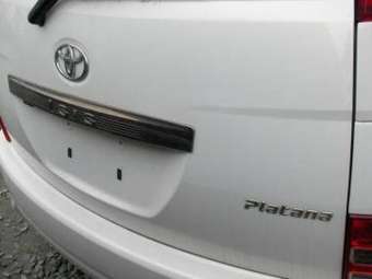 2004 Toyota Isis Photos
