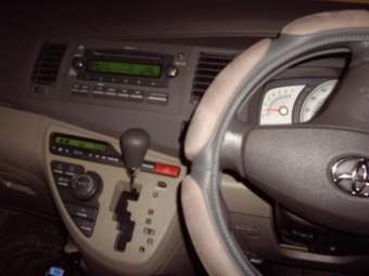 2004 Toyota Isis Images