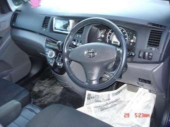 2004 Toyota Isis Photos