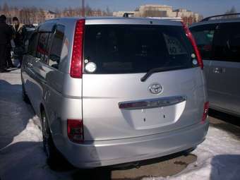 2004 Toyota Isis Photos