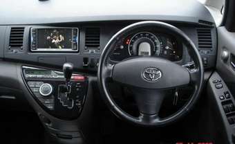 2004 Toyota Isis Images