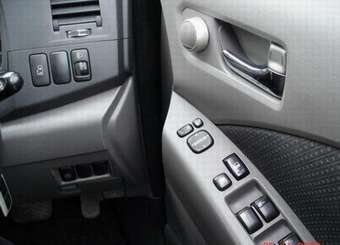 2004 Toyota Isis Pics