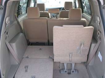 2004 Toyota Isis Pics