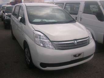 2004 Toyota Isis Pics