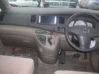 2004 Toyota Isis Pictures