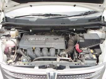 2004 Toyota Isis Pictures