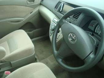 2004 Toyota Isis Photos