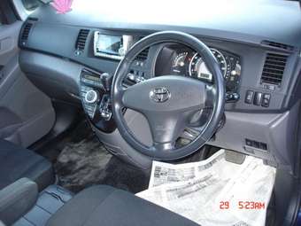 2004 Toyota Isis Pictures