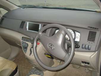 2004 Toyota Isis Pics