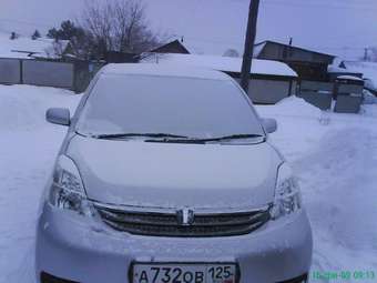 2004 Toyota Isis Pics