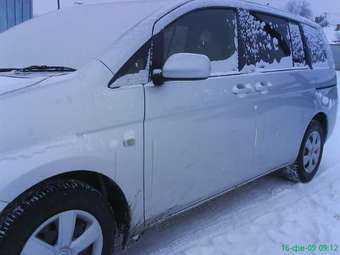 2004 Toyota Isis Pictures