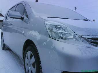 2004 Toyota Isis Pictures