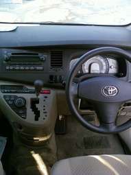 2004 Toyota Isis Pics
