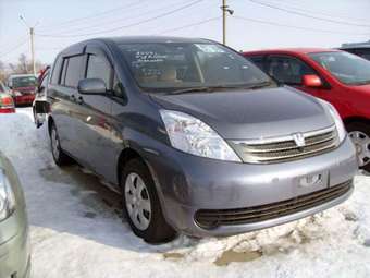 2004 Toyota Isis Photos