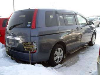 2004 Toyota Isis Pictures