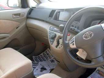 2004 Toyota Isis Photos