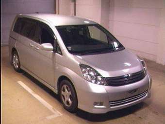 2004 Toyota Isis Photos