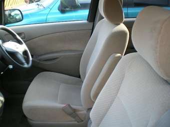 2004 Toyota Isis Photos