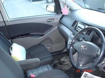 2004 Toyota Isis Photos